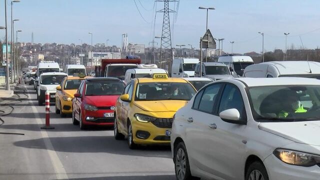 Kısıtlama günü D-100'de trafik yoğunluğu