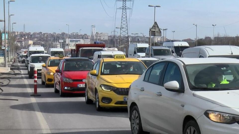 Kısıtlama günü D-100'de trafik yoğunluğu