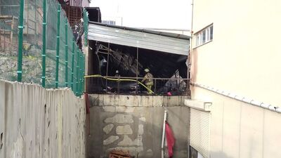 Fabrika yangınında lüks araçlar küle döndü