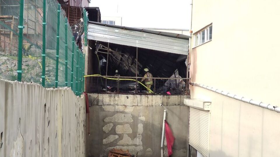 Fabrika yangınında lüks araçlar küle döndü