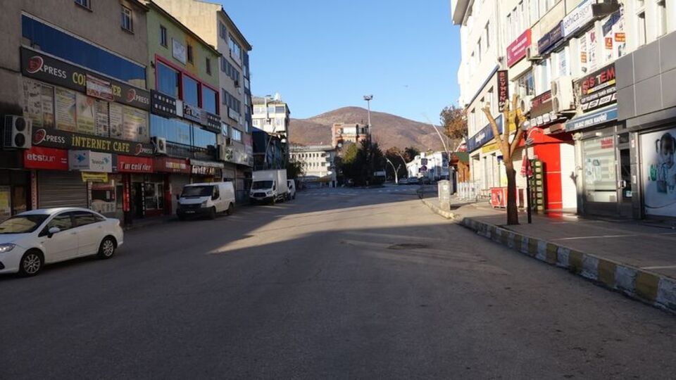 Mahallede mutasyonlu koronavirüs karantinası