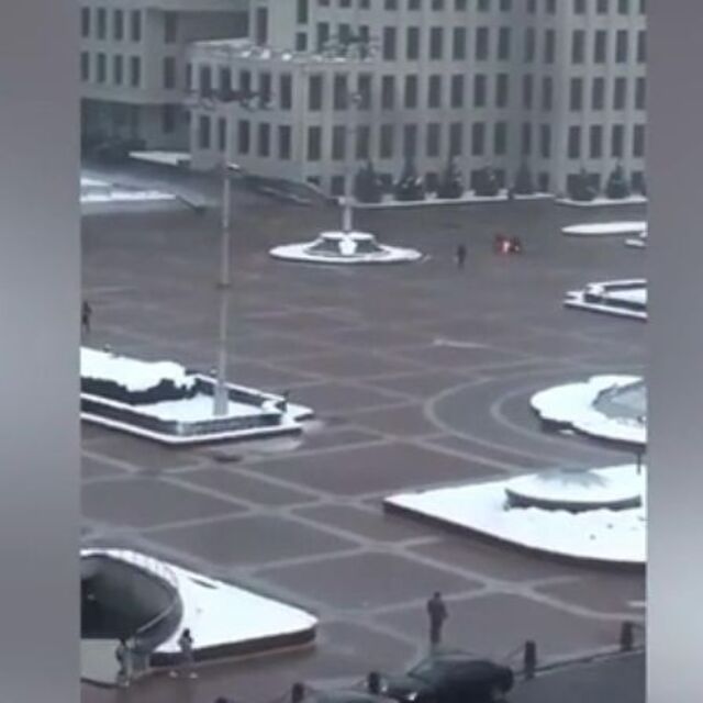 Belarus'ta hükümet binası önünde inanılmaz olay!