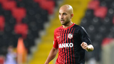 Kendi kalesine attı, takımdan ayrıldı!