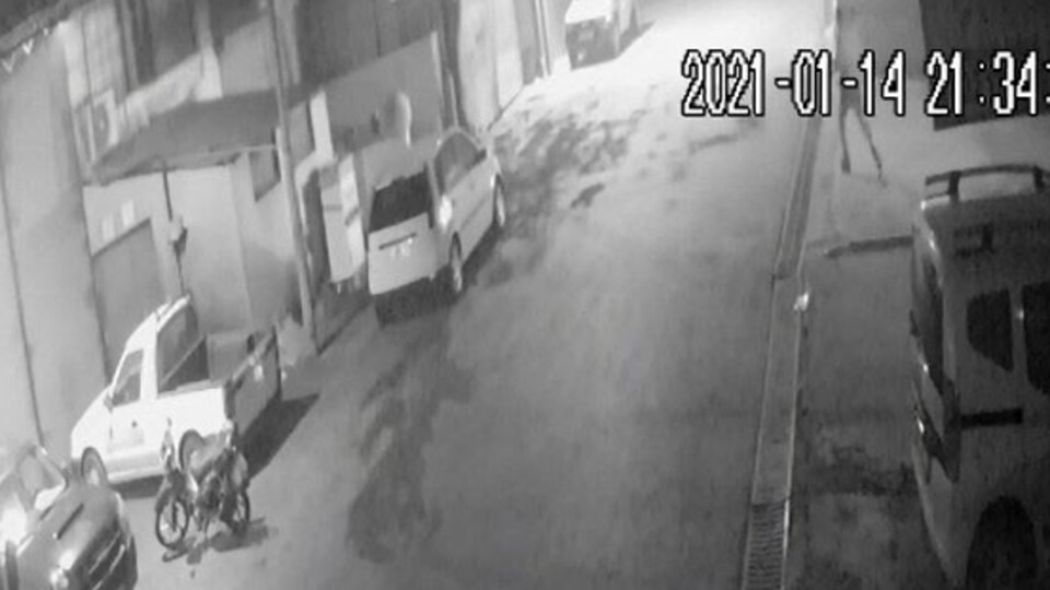 Husumetli olduğu kişinin iş yerini yaktı!