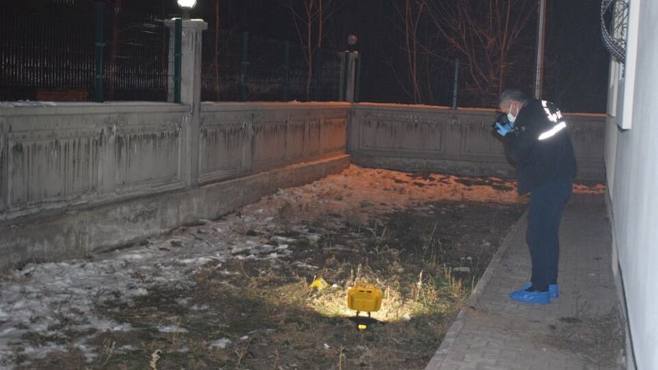 Erkek arkadaşından ayrılan genç kız pencereden atladı