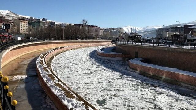 Bayburt'ta Çoruh Nehri buz kesti