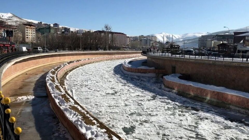 Bayburt'ta Çoruh Nehri buz kesti
