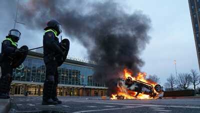 Kısıtlamalara büyük tepki: Hollanda karıştı!