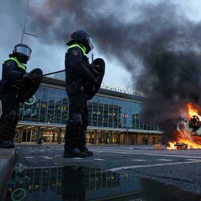 Kısıtlamalara büyük tepki: Hollanda karıştı!