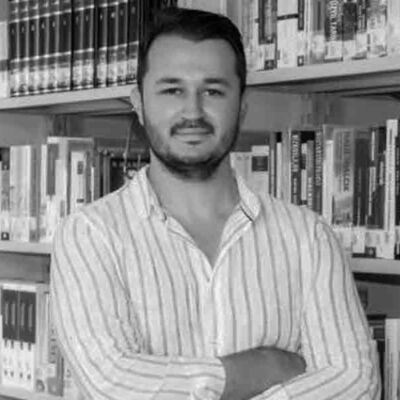 Öğretim görevlisi kavgayı ayırmak istedi!