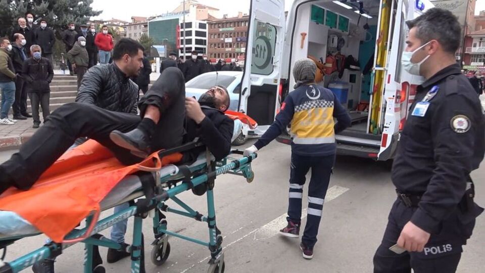 Polis merkezi önünde silahla vurdu