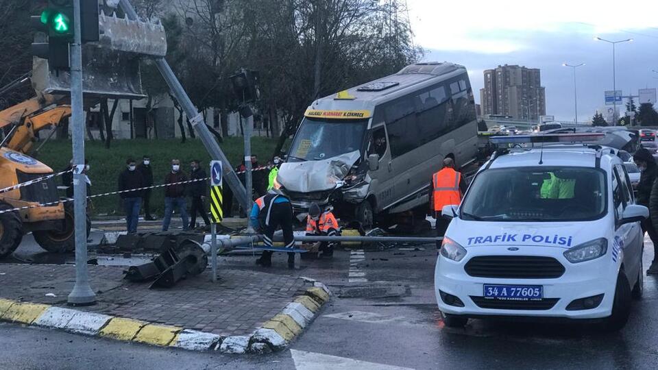 Otomobille çarpışan minibüs direğe çarptı: 7 yaralı!