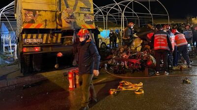 Kamyon 2 aracın üzerine devrildi!