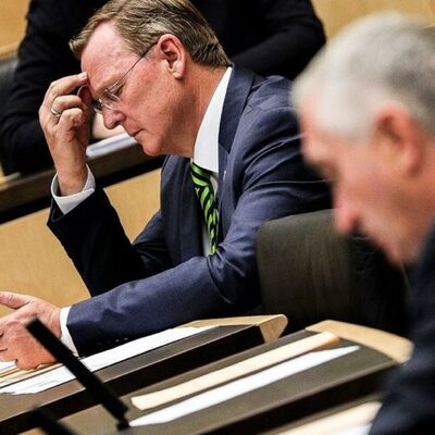 Koronavirüs toplantısında oyun oynarken yakalandı