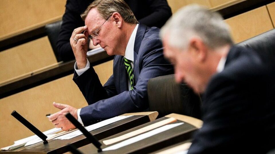 Koronavirüs toplantısında oyun oynarken yakalandı