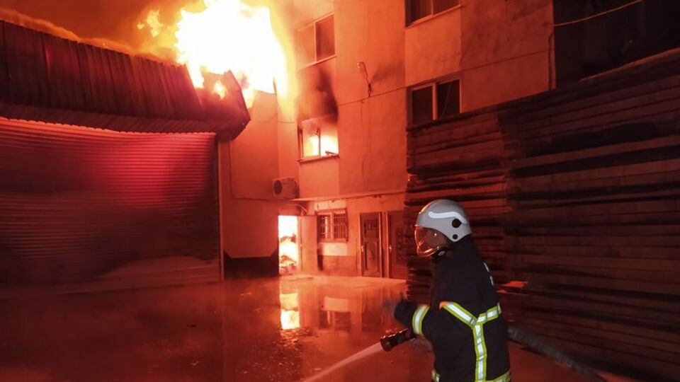 Adana'da korkutan yangın! Evler tahliye edildi