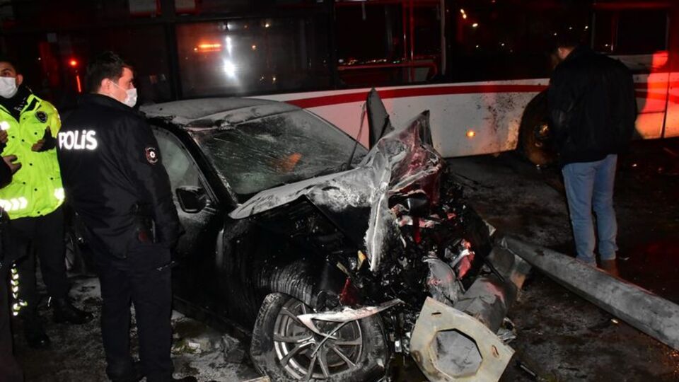 Otobüse çarpan otomobil alev aldı: 2 yaralı