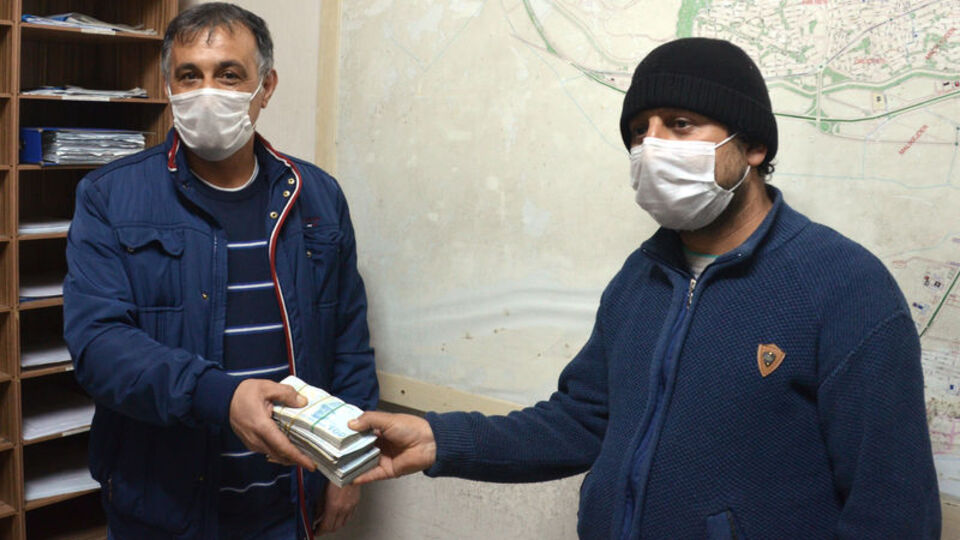 Yolda bulduğu 50 bin lirayı teslim etti