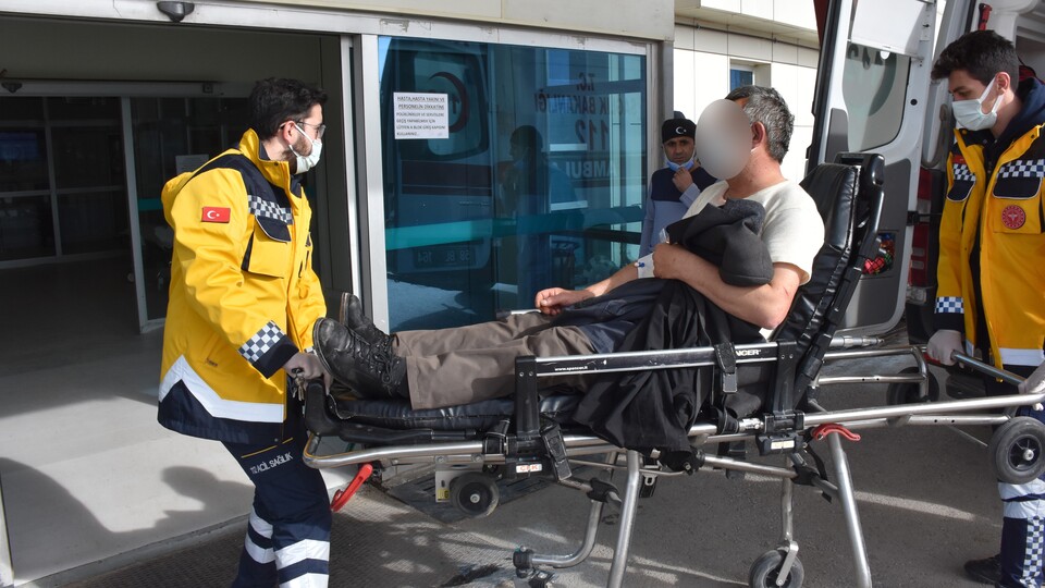 Karısı tarafından sopa ve satırla darbedildi