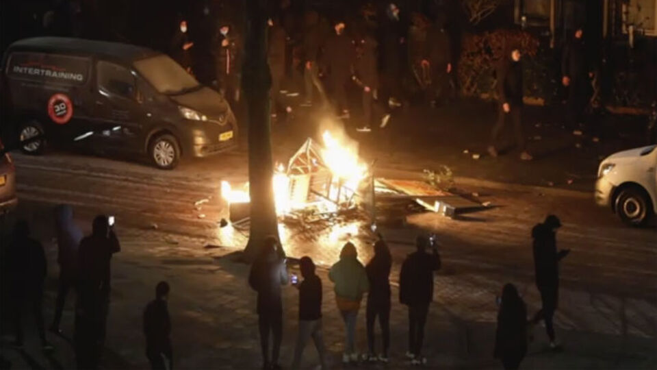 Hollanda'da kısıtlama protestoları sürüyor
