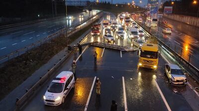 Yön tabelası devrildi! Araçlar birbirine girdi!