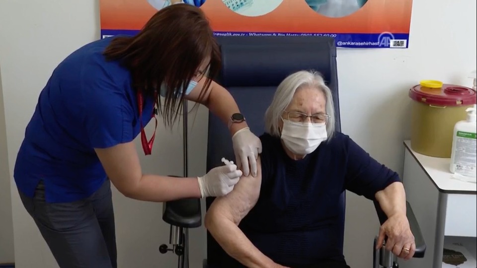 Başkentte 80 yaş ve üstündekilere Covid-19 aşısı yapılmaya başlandı