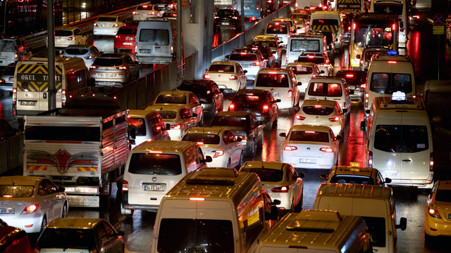 Ünlü trafik: 40 km'lik yol 3 saat
