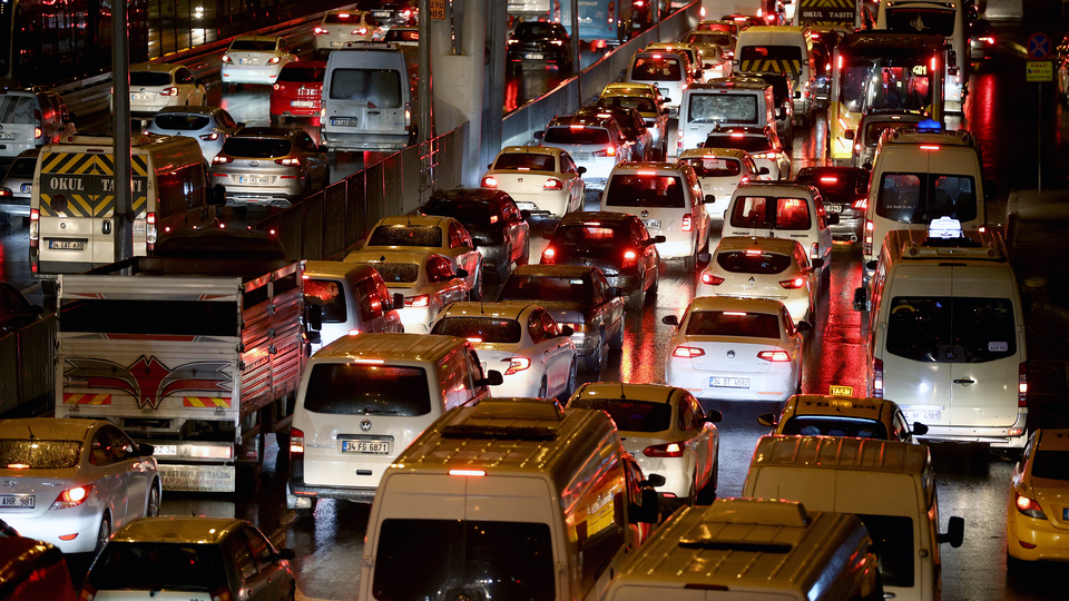 Ünlü trafik: 40 km'lik yol 3 saat