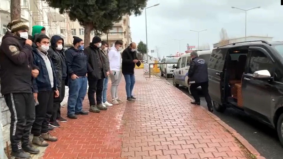 Lüks minibüste 9 göçmen yakalandı