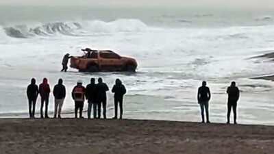 Dev dalgaların arasında cipiyle mahsur kaldı