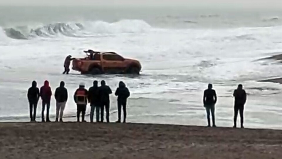 Dev dalgaların arasında cipiyle mahsur kaldı