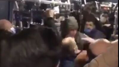 Metrobüste tekmeli yumruklu kavga