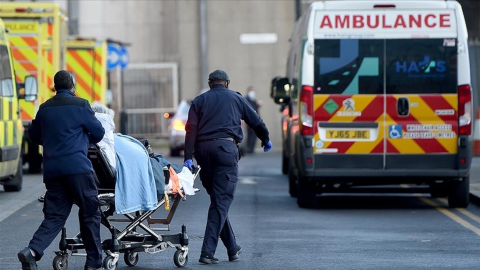 İngiltere'de son 24 saatte virüs nedeniyle 1725 kişi can verdi