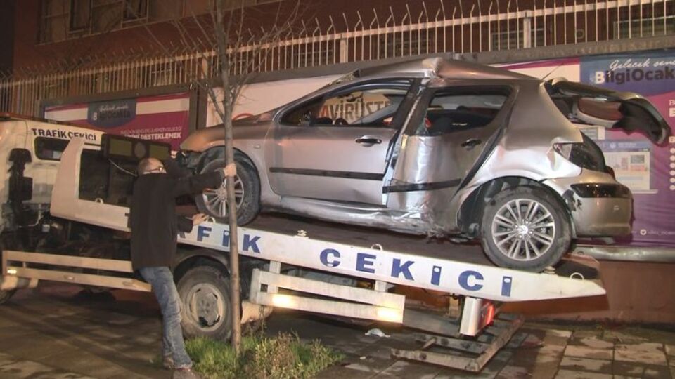 Kontrolden çıkan otomobil reklam panolarına çarptı: 2 yaralı