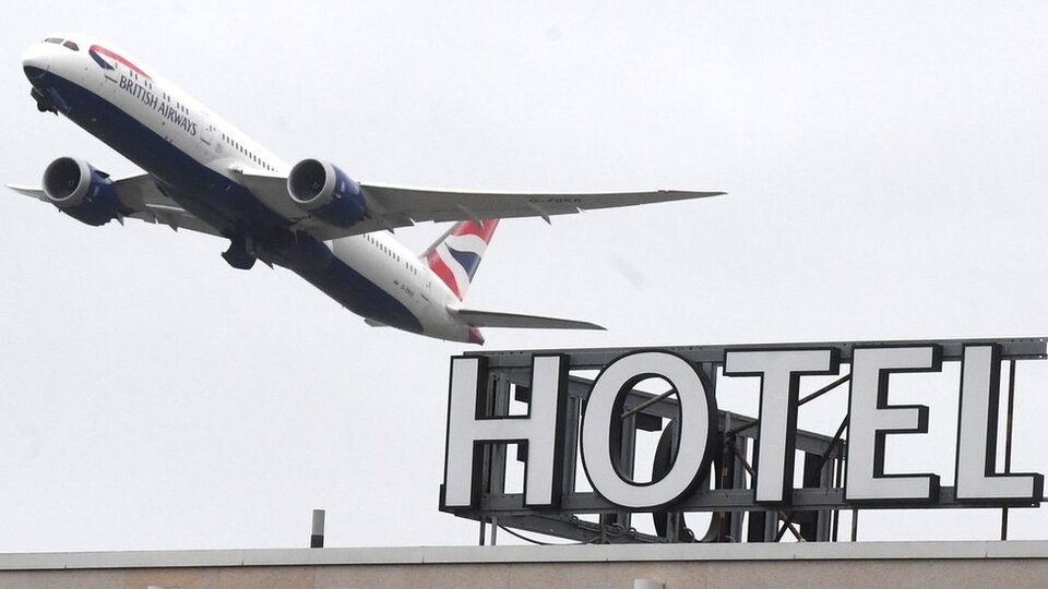 Times: İngiltere 30 ülkeden gelenleri 10 gün otellerde karantinaya alacak