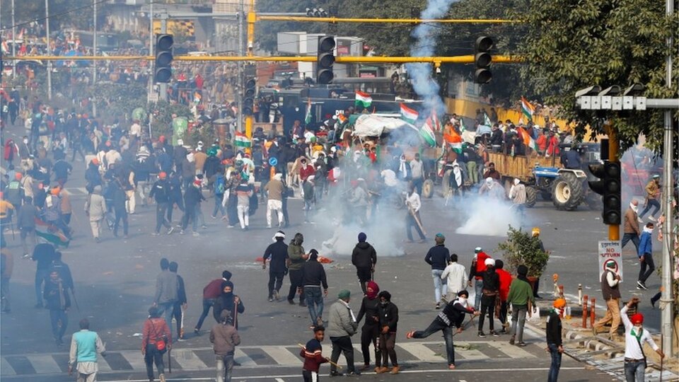 Hindistan'da yeni tarım yasalarını protesto eden çiftçiler polisle çatıştı: 1 ölü, 200 gözaltı, 300'den fazla yaralı
