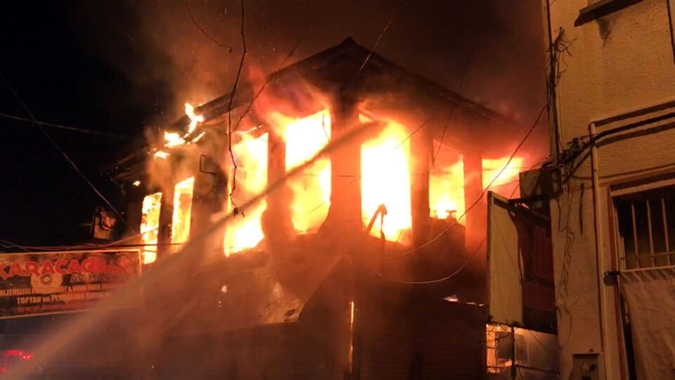 İlçe çarşısında dev yangın: 10 iş yeri küle döndü