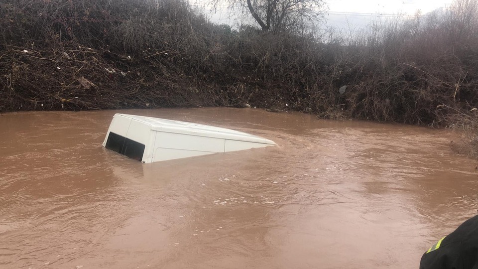 Minibüs çaya uçtu! Sürücüsü aranıyor