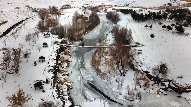 Yüzeyi buz tuttu... Drone ile kaydedildi