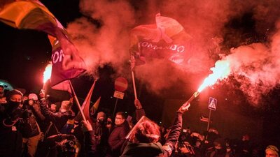Polonya'da kürtaj yasağı yürürlüğe girdi, protestolar büyüyor
