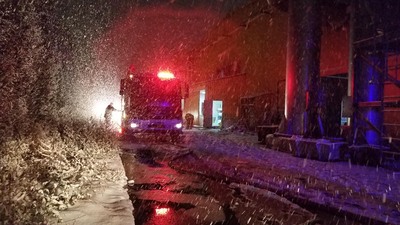 Metal fabrikasında yangın! 4 kişi dumandan etkilendi