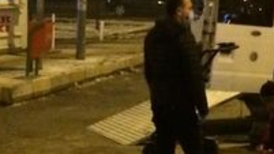 Belediye önüne bırakılan akü patlatıldı