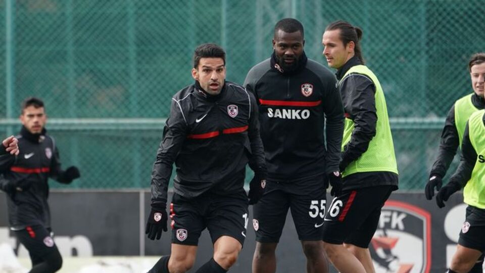 Gaziantep'te bir futbolcuda Covid-19