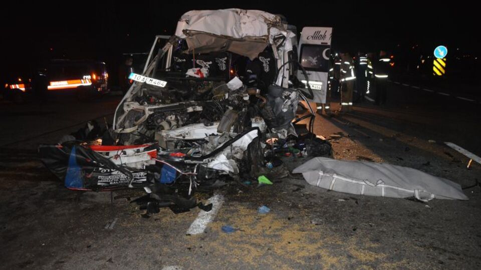 İşçi taşıyan minibüs TIR'a çarptı: Ölü ve yaralılar var