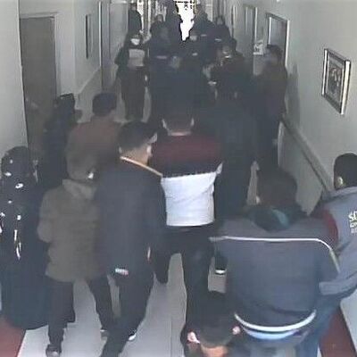 Hastanede korona uyarısına feci dayak!