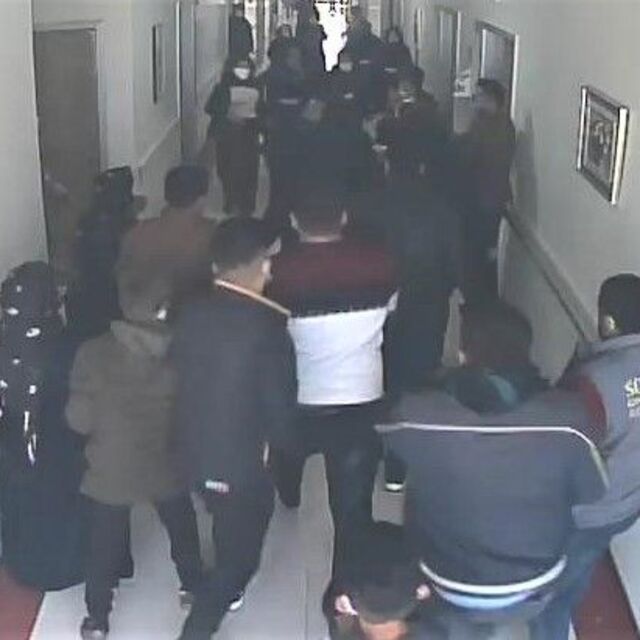 Hastanede korona uyarısına feci dayak!