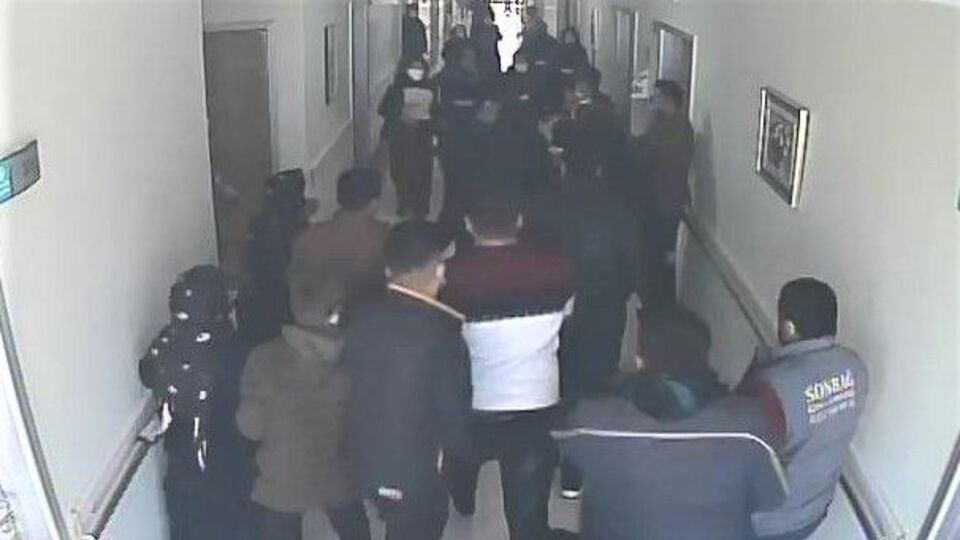 Hastanede korona uyarısına feci dayak!