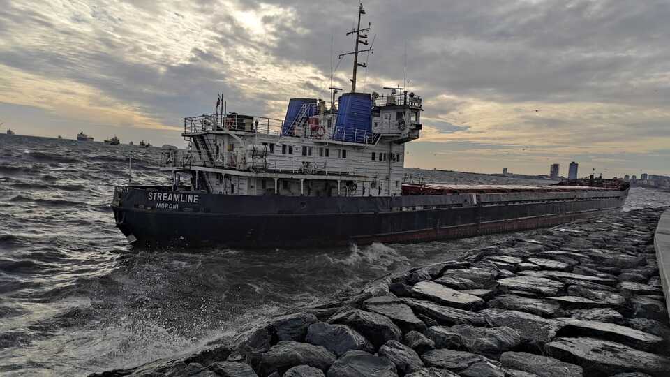 Fırtınada sürüklenen gemi karaya oturdu