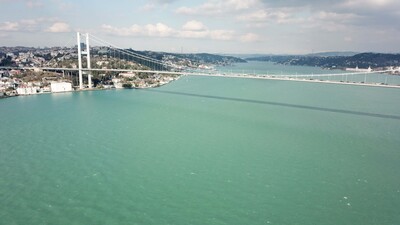 İstanbul Boğazı'nda çarpıcı görüntü!
