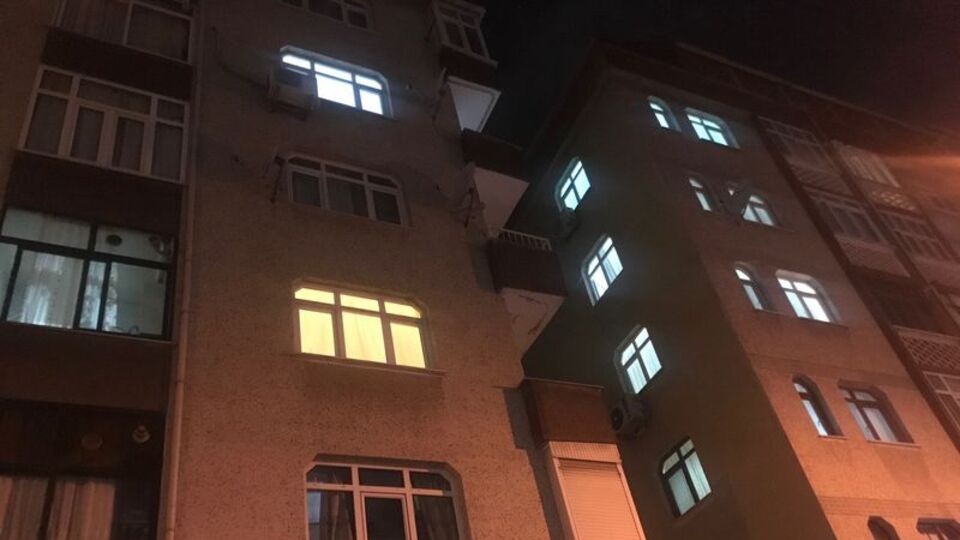 Korkunç olay! Oğlunu bıçakladı, pencereden atladı